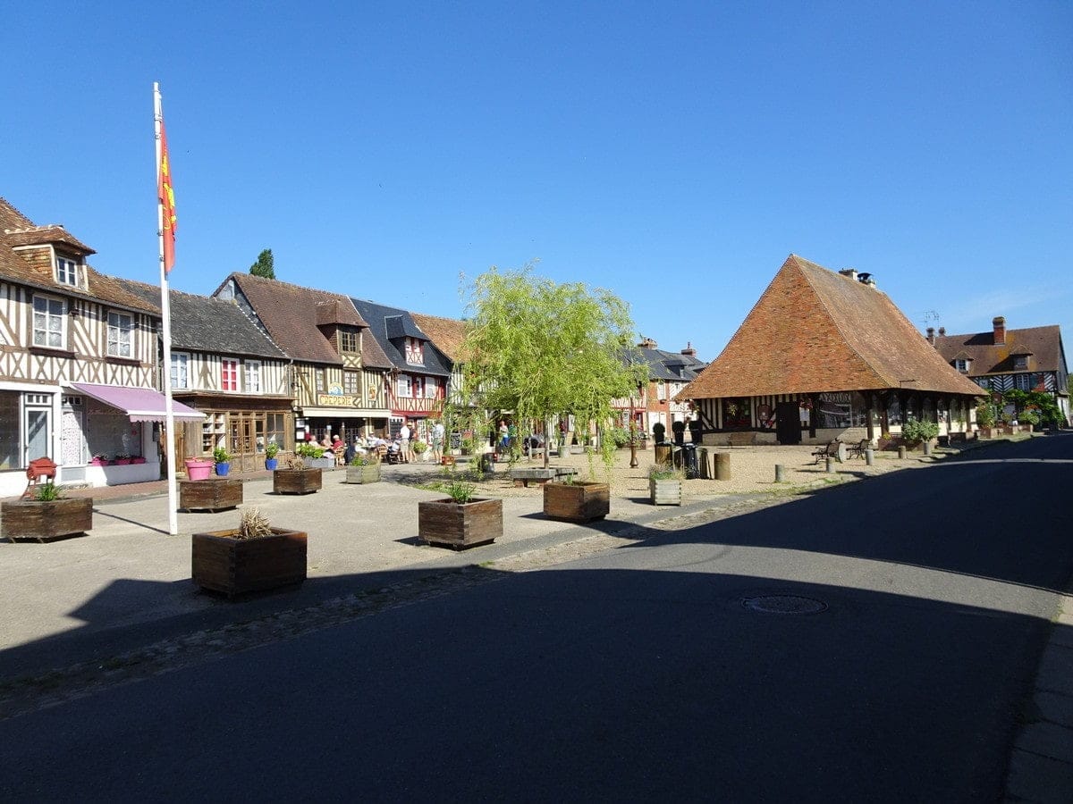 place centrale et halle fermée