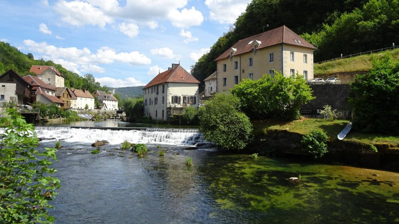 Dans le bas, les moulins et forges sur la Loue avec de multiples barrages.