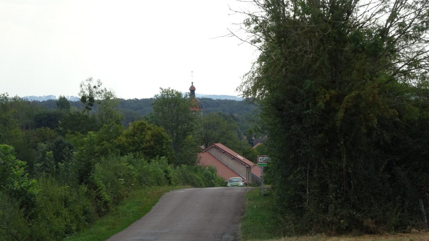 arrivée à Vy-lès-Lure et son clocher