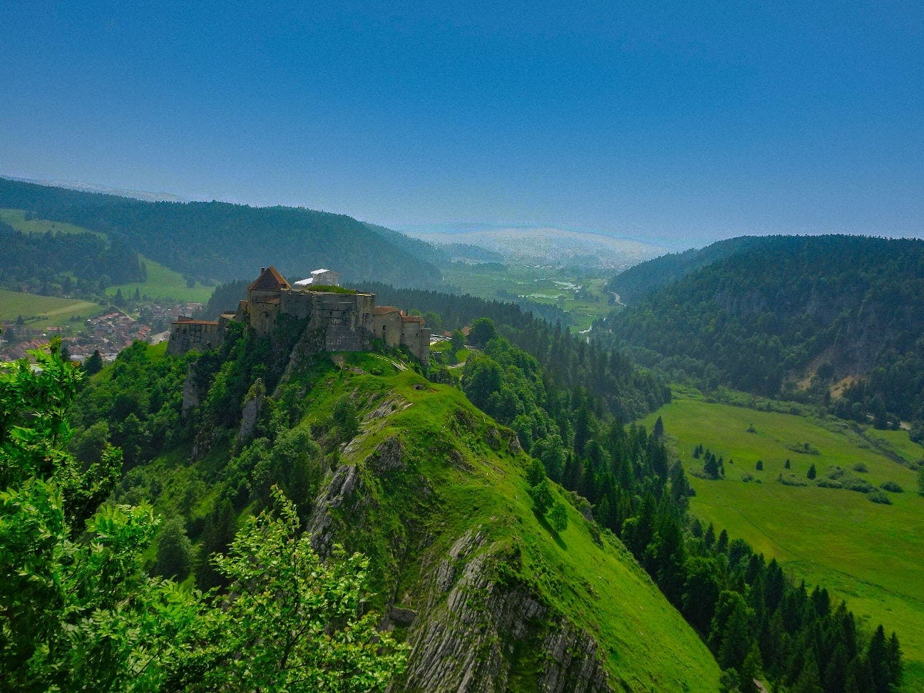 Vue sur le Château de Joux depuis le fort Malher